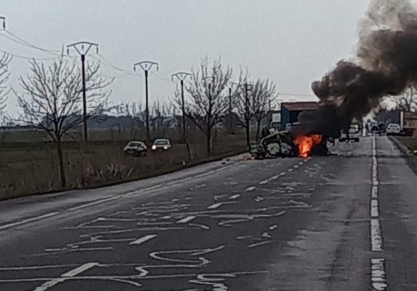 Două persoane au murit într-un accident pe E85, la Mihăileşti. O mașină a luat foc după impactul cu o autoutilitară