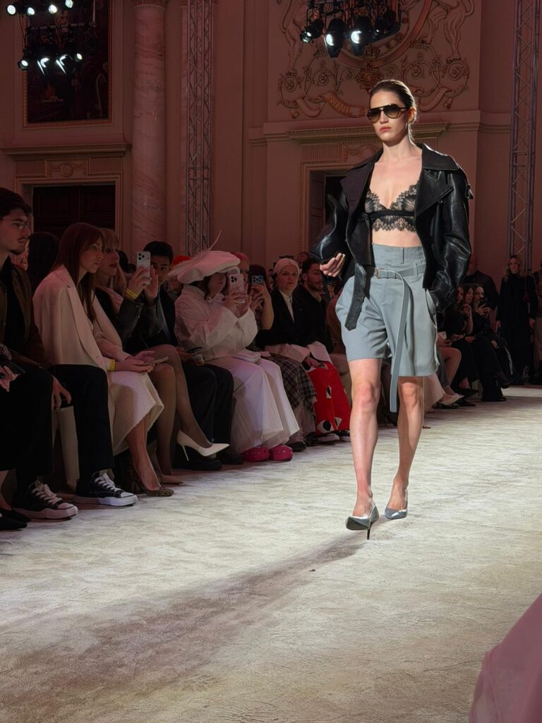 Dualitae redefinește feminitatea prin contrast și control la Mercedes-Benz Bucharest Fashion Week