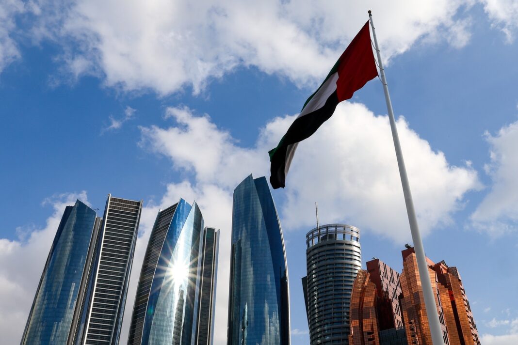 Emiratele Arabe Unite au închis temporar spațiul aerian după atacuri iraniene, în timp ce Israel lovește Teheran