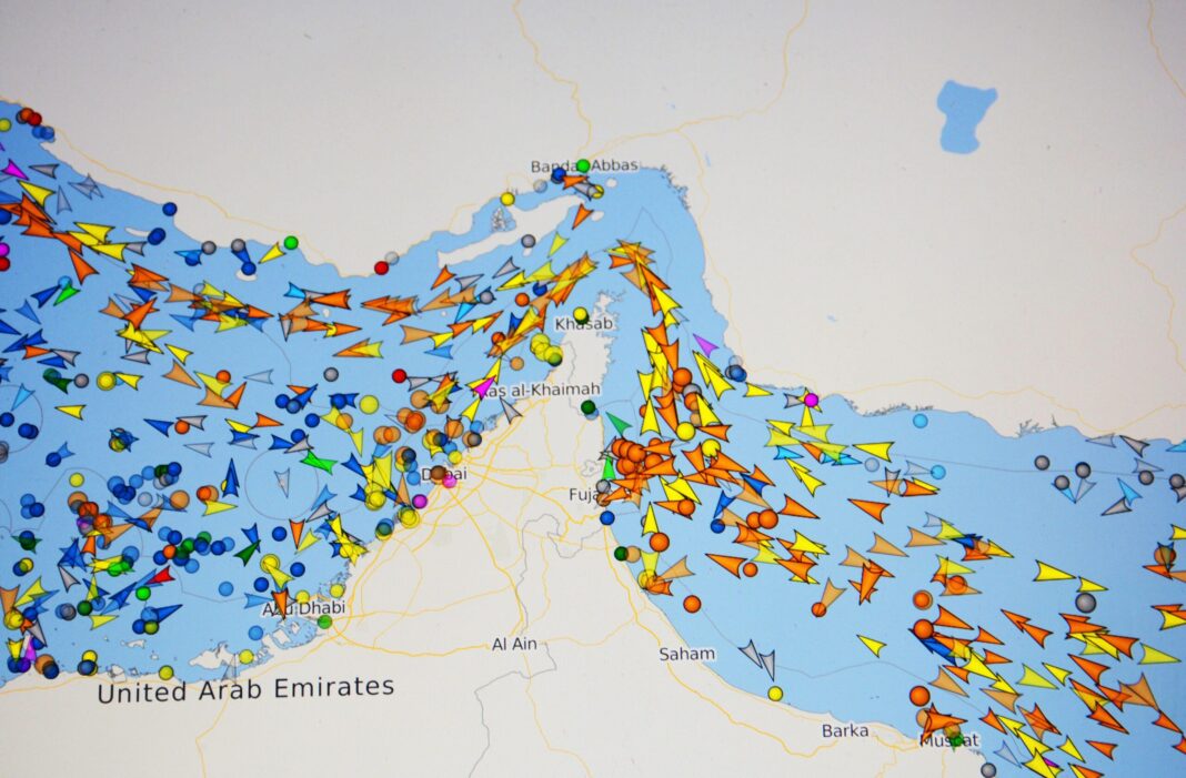 Emiratele Arabe Unite şi Kuweitul au început să îşi reducă producţia de petrol după blocarea Strâmtorii Ormuz
