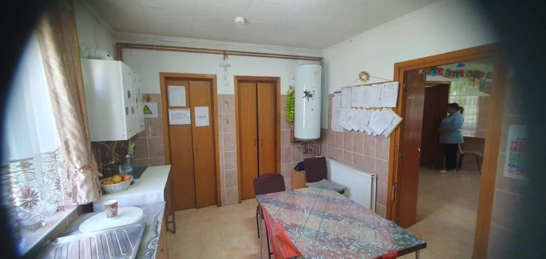 Epuizare, dezumanizare și mentalitatea „merge și așa”. De ce se încalcă normele de conduită etică în structurile de asistență socială – raport