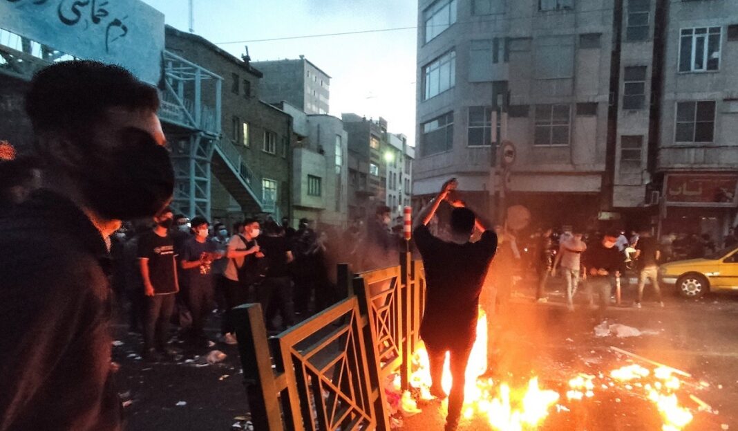 EXCLUSIV Viața între drone și proteste: mărturii ale tinerilor din Iran și Kurdistanul irakian / „Să trăiești într-o astfel de situație, care te face să te temi contant pentru viața ta este traumatic”/ Cum arată viața tinerilor care speră la libertate într-o teocrație islamică