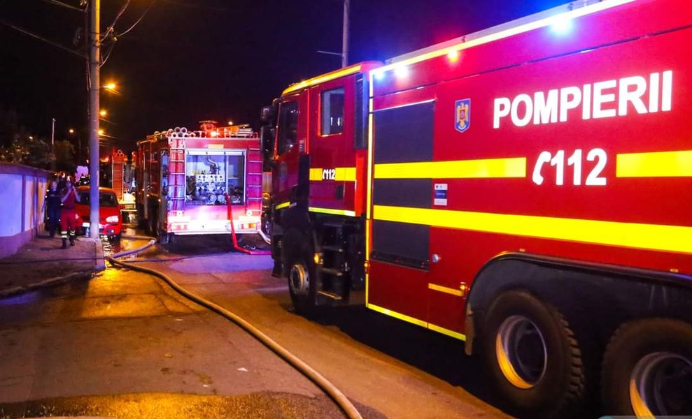 Explozie urmată de incendiu devastator în Sectorul 6 al Capitalei. O persoană și câinele acesteia au murit sub dărâmături