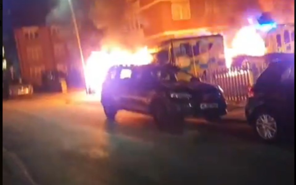 Exploziii la Londra: mai mai multe ambulanțe incendiate într-un cartier evreiesc. Trei persoane mascate au fost surprinse în timp ce dau foc