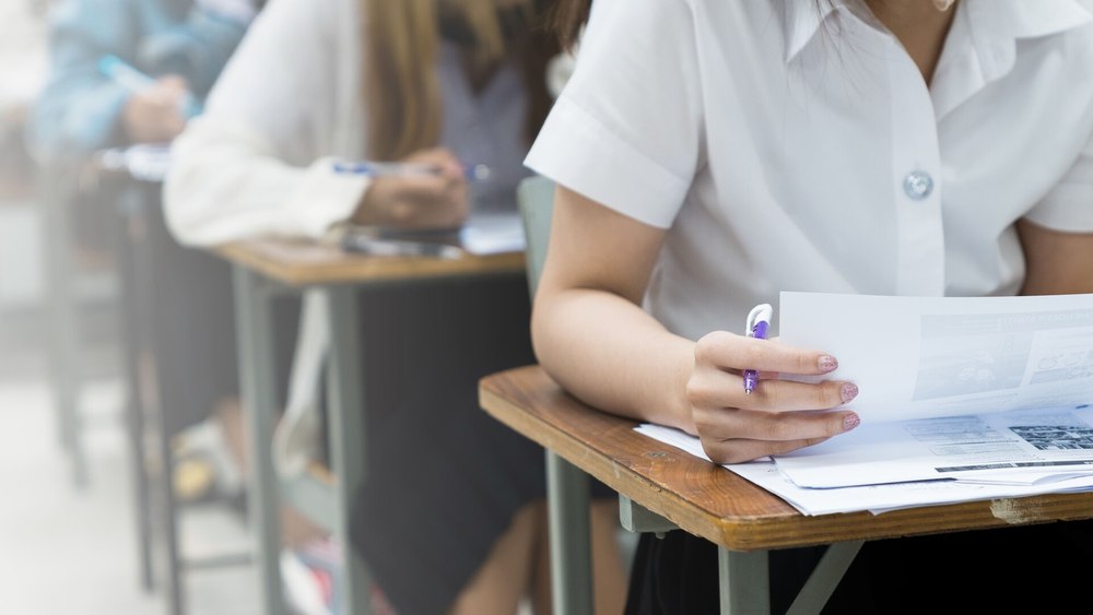 Fenomenul „Perlelor”: de ce nu mai sunt amuzante gafele elevilor noștri