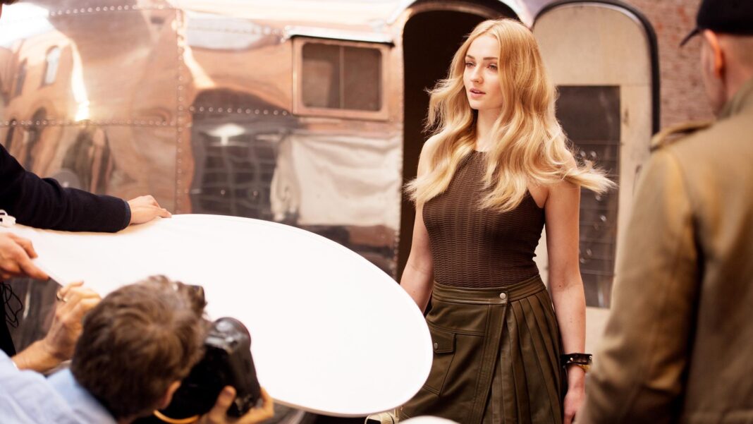 Filmările pentru noul serial Tomb Raider au fost suspendate după accidentarea lui Sophie Turner