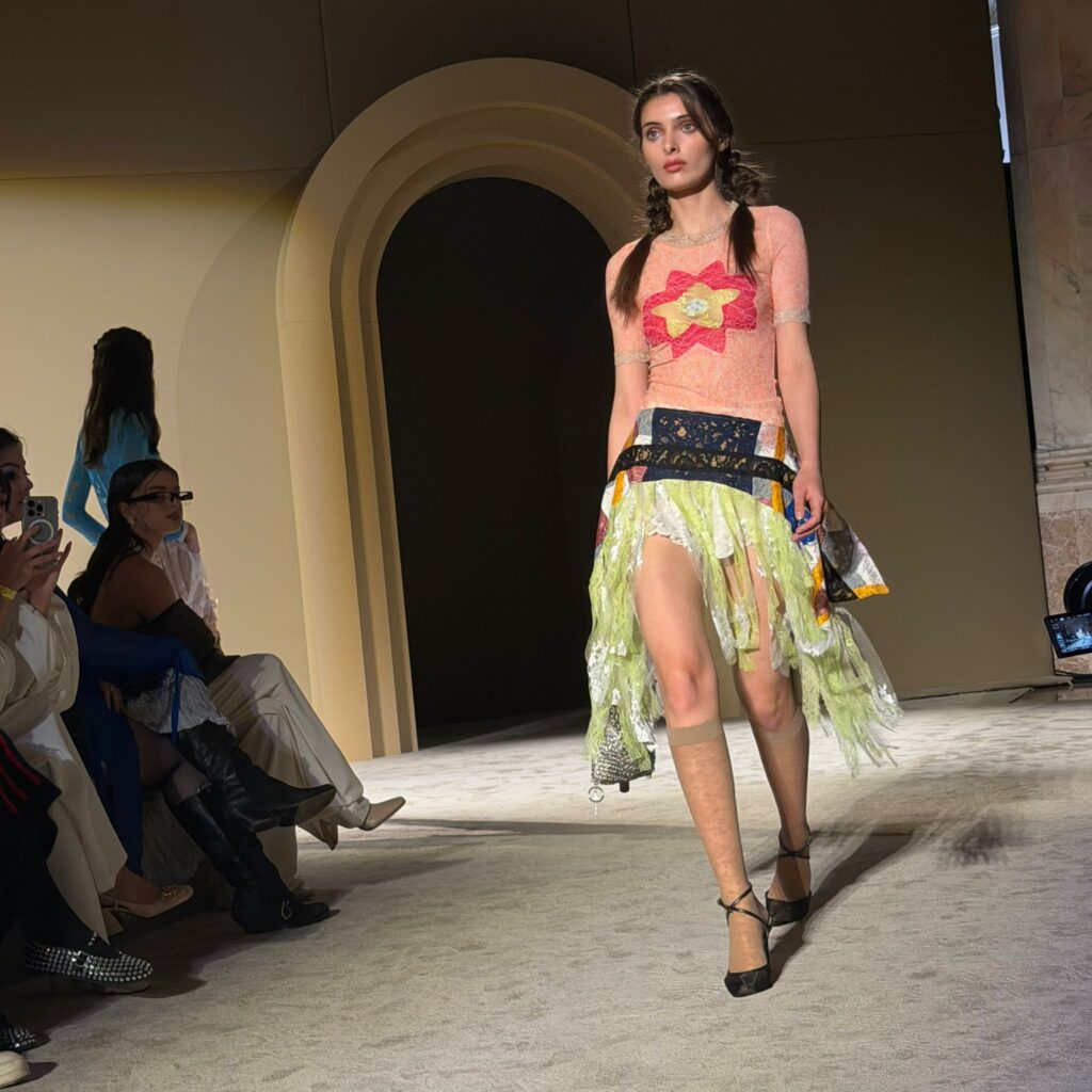 FORO: Alexandra Șipa reinterpretează tradiția cu accente punk: între fota românească și spiritul rebel à la Vivienne Westwood