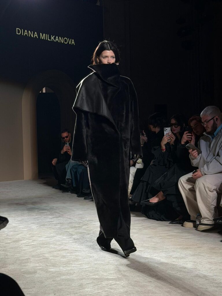 FOTO: Colecția Dianei Milkanova la Mercedes-Benz Bucharest Fashion Week: Volume riguroase, piele și eleganță în tonuri neutre