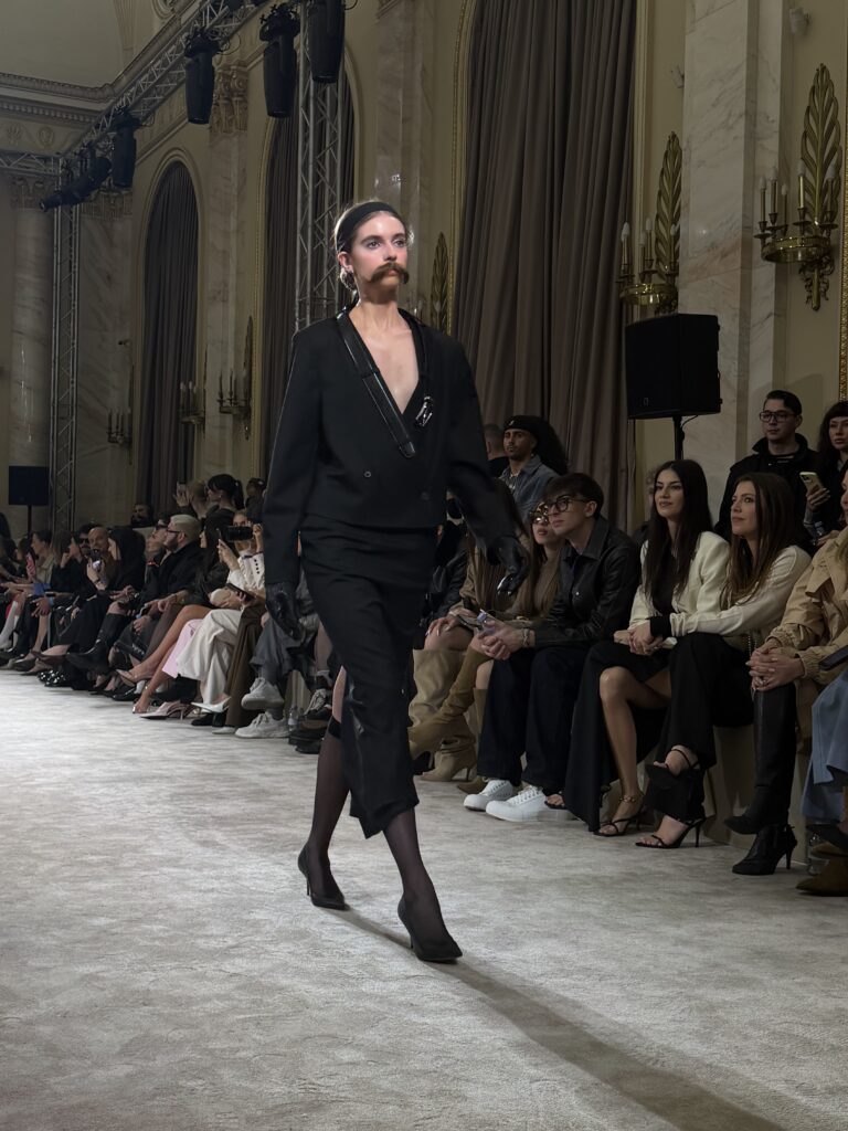 FOTO Colecția Medeea toamnă-iarnă 2026/2027 la Mercedes-Benz Bucharest Fashion Week: colecție centrată pe tailoring, materiale dense și variații de textură într-o paletă aproape monocromă