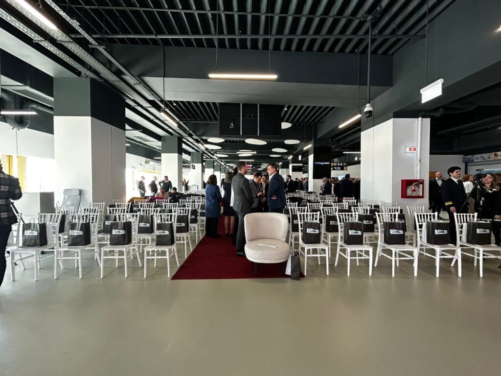 FOTO Noul terminal de pasageri al Aeroportului de la Mihail Kogălniceanu a fost inaugurat / Teodosie a avut un scaun special față de ceilalți invitați / La eveniment a fost prezent și Selly de la Beach, Please!