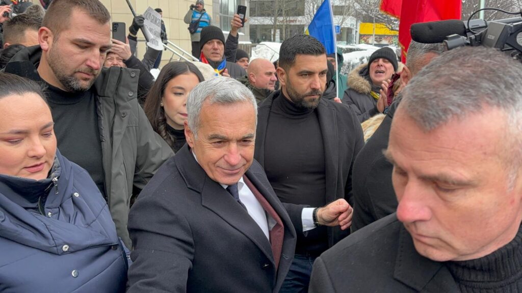 Fugarul Sebastian Ghiță a spus într-o înregistrarea audio că ex-candidatul Călin Georgescu l-a vizitat la Belgrad în 2021 pentru a-i cere ajutorul să se întâlnească cu ”ruși și sârbi”. Georgescu a recunoscut întâlnirea: ”Le‑am cerut ajutorul cu un singur scop: să nu mi‑l dea”