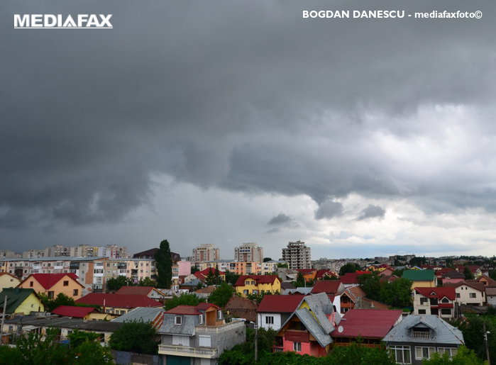Furtuni puternice în Teleorman: acoperiş smuls de vânt şi gospodării inundate