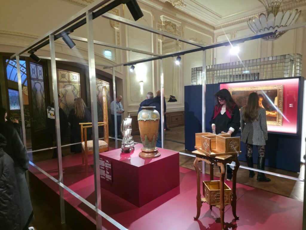 GALERIE FOTO Expoziție despre relația profundă a Reginei Maria cu marea, la Cazinoul din Constanța / Între artefacte, caseta în care a fost ținută inima reginei la capela Stella Maris din Balcic / Expoziția poate fi vizionată până în 20 septembrie