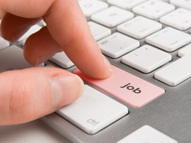 Gen Z Trends. Consideră că ai fost avertizat! „Uşile se închid înainte ca tu să apuci să baţi.” Şomajul nu a crescut mult din cauza IA, dar exact tinerii sunt mai puţin angajaţi în profesiile expuse