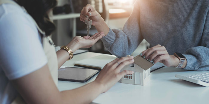 Generaţia încuiată pe dinafară. A devenit locuinţa un lux pentru tinerii Europei?