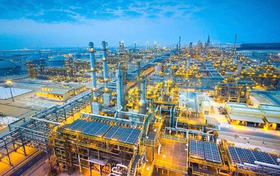 Gigantul petrolier saudit avertizează: „Blocarea exporturilor de petrol va avea consecințe catastrofale”. Trei nave, atacate în Strâmtoarea Ormuz