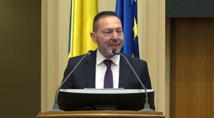 Guvernatorul băncii centrale a Greciei, Yannis Stournaras, care a ţinut Grecia să nu intre în faliment, ca ministru de finanţe, în perioada 2012-2014: Nu e greu să faci surplus bugetar primar de 3% din PIB. Trebuie doar să reduci evaziunea fiscală. Noi asta ma făcut
