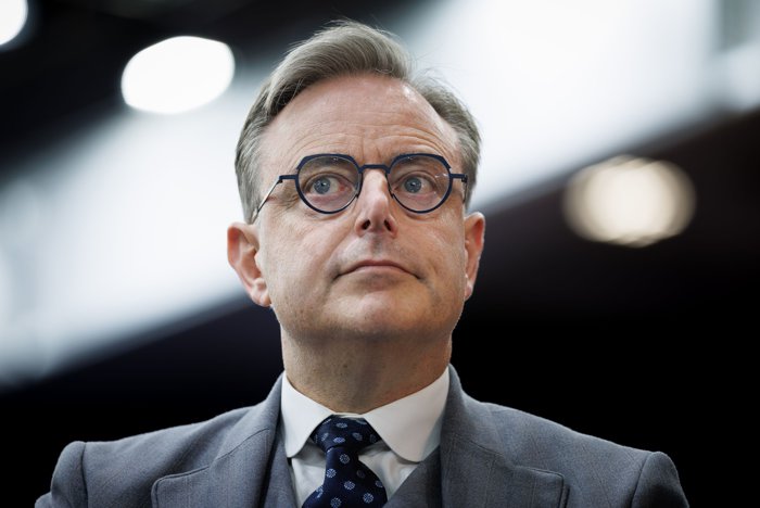 Haos în Belgia, după ce premierul Bart De Wever a cerut „normalizarea” relaţiilor cu Rusia pentru a avea din nou acces la energie ieftină. Acesta a fost contrazis imediat de propriul ministru de Externe, după care a revenit asupra declaraţiei