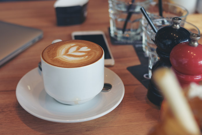 Harta consumului şi a preţurilor la cafea în Europa: Cum au ajuns românii, care beau puţină cafea, să plătească un espresso dublu sau triplu faţă de italieni, portughezi ori spanioli? Aceeaşi cafea costă, în medie, 2 dolari (8,8 lei) în România şi doar 1,54 de dolari – deci cu 30% mai puţin - în Italia