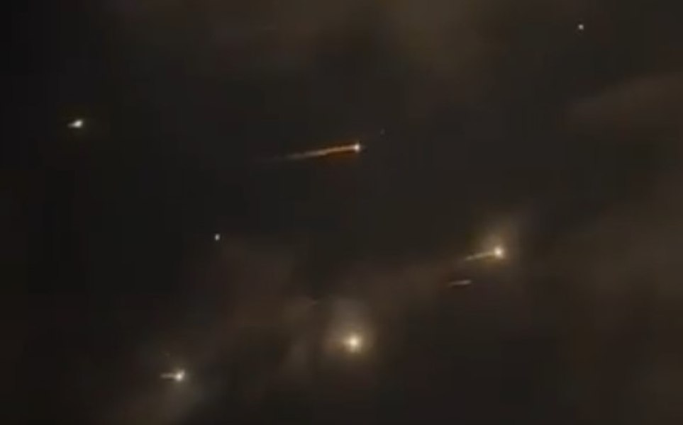 Hezbollah lansează zeci de rachete spre Israel. Armata avertizează asupra unei posibile escaladări în această noapte