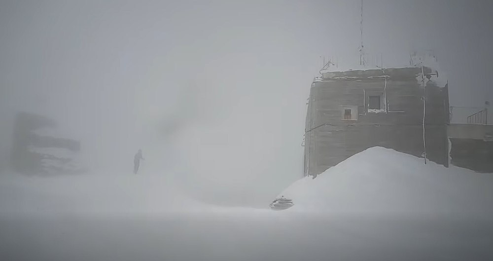 Iarnă în Bucegi, la sfârșit de martie. Condiții extreme pe Vârful Omu: viscol, troiene și vizibilitate aproape zero