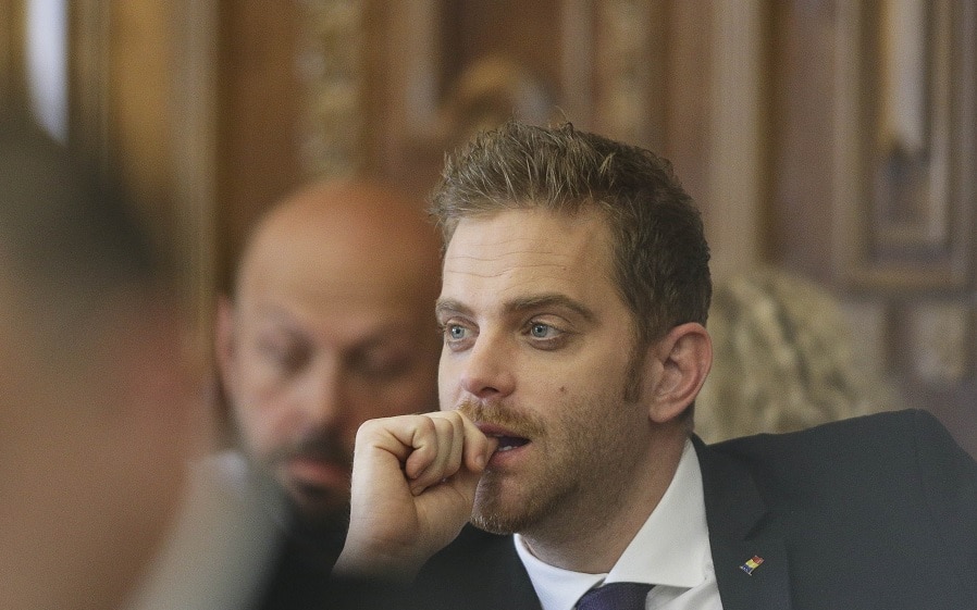 Ilan Laufer, accident cu trotineta pe care se afla cu doi copii minori / A fost acroșat de o mașină într-o intersecție din Capitală / Nu sunt victime – surse