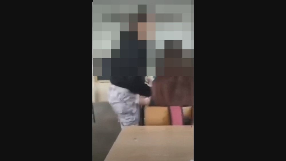 Imagini greu de privit într-o școală din România. O elevă își maltratează colega de clasă sub privirile băieților din jur