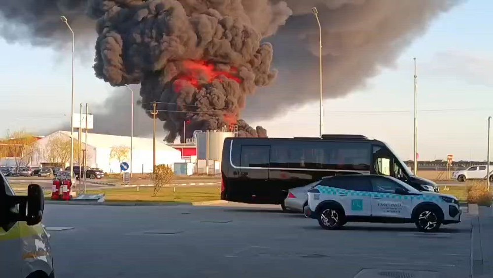 Incendiu la o fabrică de polistiren din Arad. A fost emis mesaj RO-Alert din cauza fumului dens