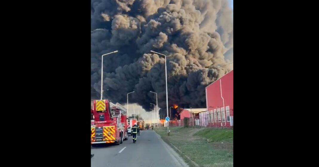 Incendiu la o fabrică de polistiren din Arad / Au fost emise două mesaje RO-Alert