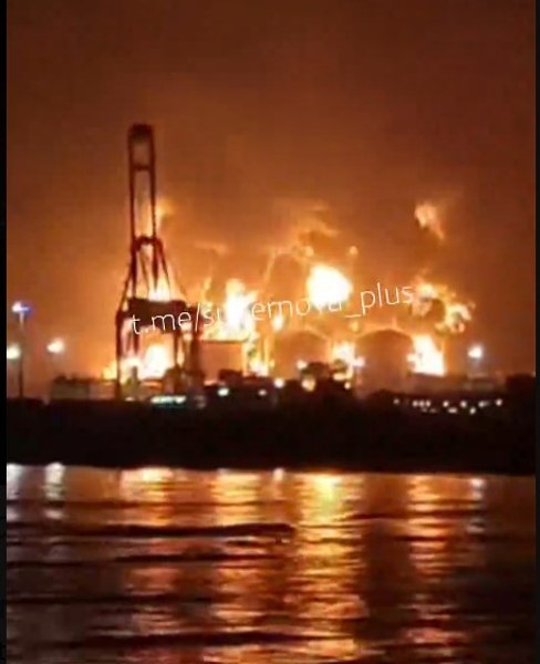 Incendiu puternic într-un port din Oman după un atac iranian cu drone