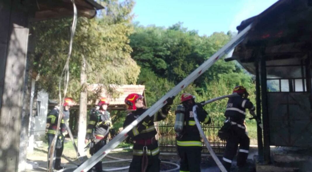 Incendiu puternic la o biserică monument istoric din Prahova. Trafic restricționat pe DN1