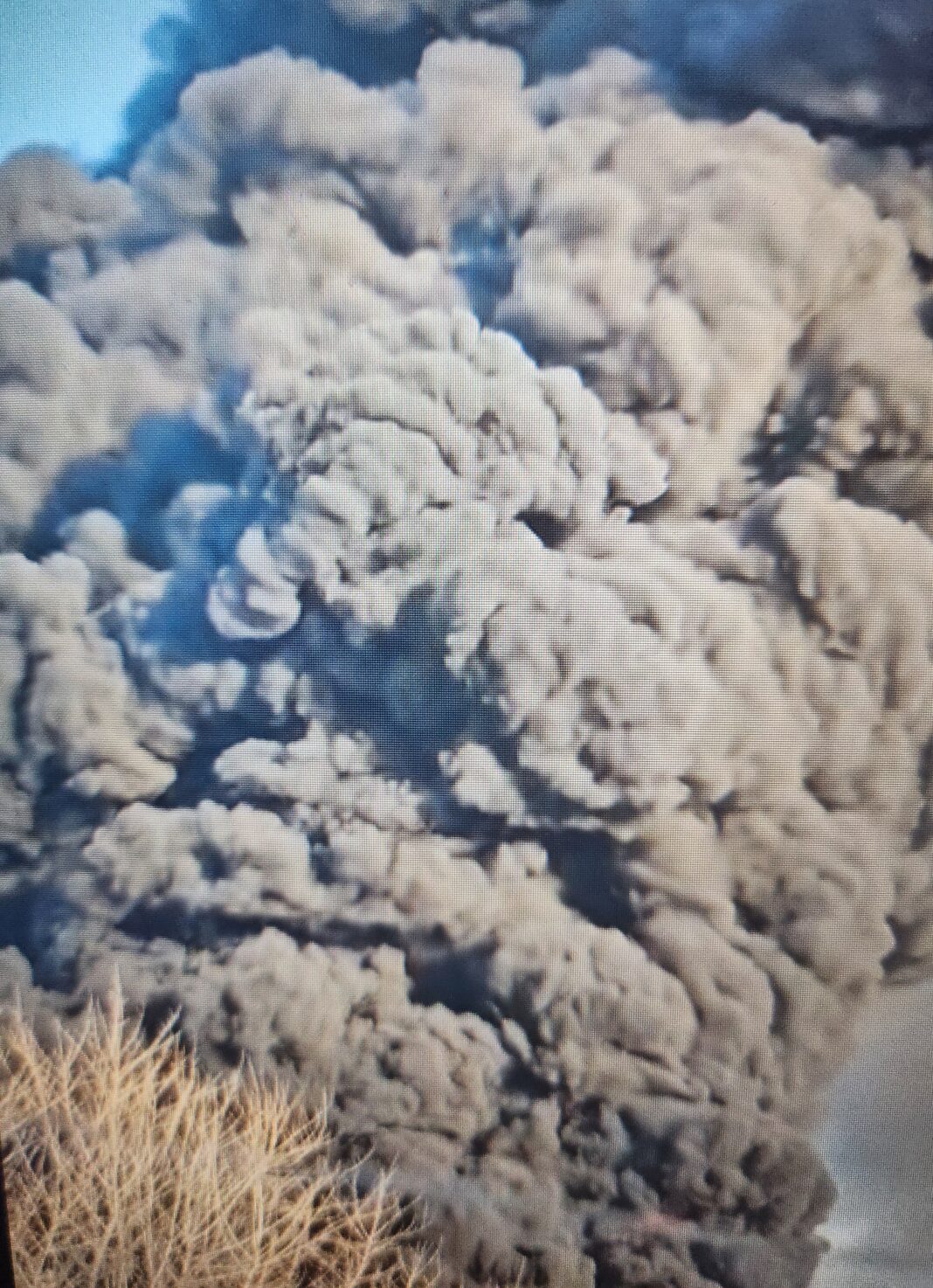 Incendiu puternic la o fabrică de polistiren din Arad. Autoritățile au emis alerte pentru populație