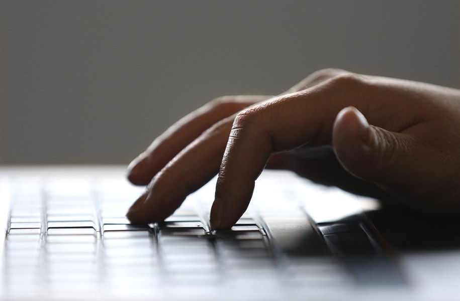 Internetul nu poate fi un teren liber pentru ură, șantaj și distrugere!