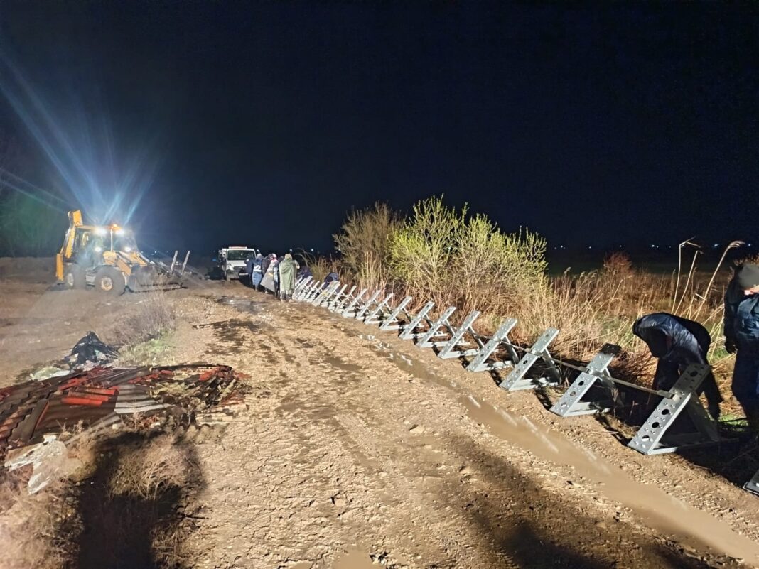 Intervenţii pentru stabilizarea unui drum surpat în Vrancea / Risc de izolare pentru 10.000 de locuitori