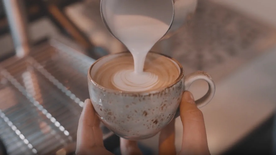 INTERVIU | Cafeaua de specialitate din România intră într-o nouă etapă. Un barista cu 5 ani de experiență explică de ce nu mai vorbim doar despre cafea: „E un ritual”