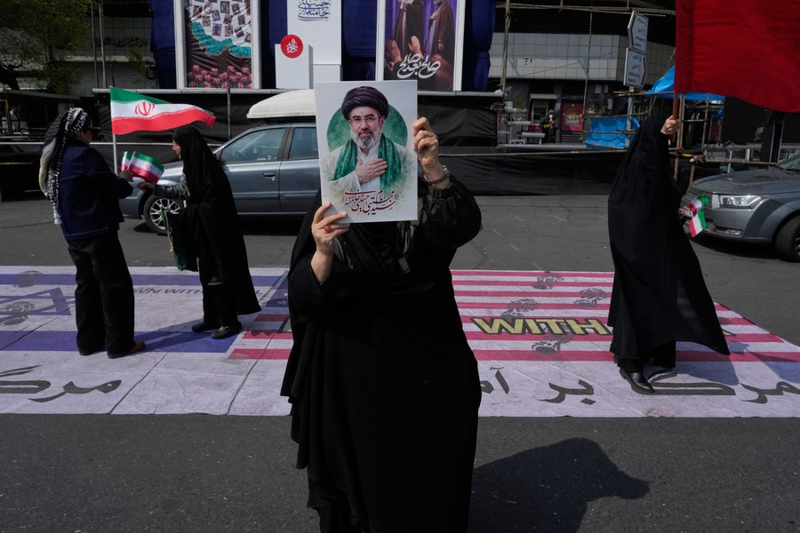 Intrigi, jocuri de putere și rivalități: Culisele votului disputat pentru Mojtaba Khamenei, noul lider suprem al Iranului