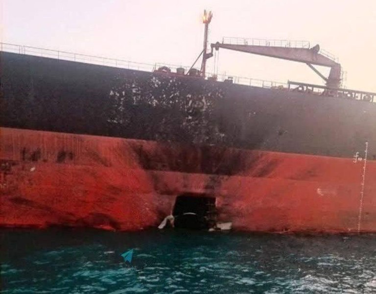 Iranul ar fi lovit pentru prima dată un petrolier cu o dronă navală. Imagini cu momentul impactului