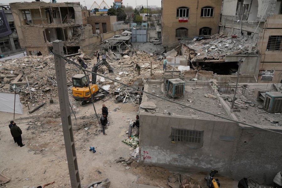 Israelul a lansat lovituri simultane în mai multe orașe din Iran. Un civil a murit într-un atac cu rachetă în Abu Dhabi
