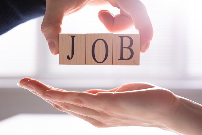 Jobul zilei. Un absolvent de Chimie la Universitatea din Bucureşti câştigă un salariu de aproape 9.200 de lei brut pe lună, adică aproape 5.400 de lei net