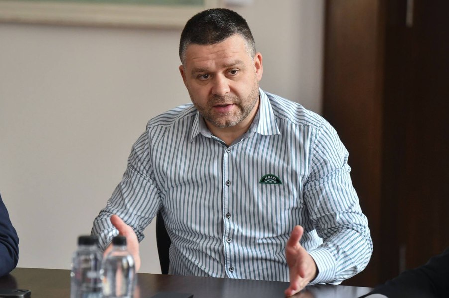 Jurnaliștii din Capitală nu vor mai avea drept de parcarea gratuită și accesul liber la instituțiile de cultură. Ciucu: „Și eu îmi plătesc parcarea, ca primar”