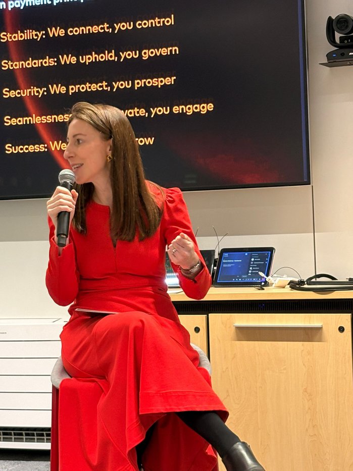 Kelly Devine, President Europe, Mastercard: Continuăm să inovăm, continuăm să oferim produse excelente şi, dacă facem acest lucru, vom fi furnizorul preferat. Dar competiţia este un lucru bun şi există multe opţiuni în Europa, ceea ce este un semn că piaţa funcţionează.