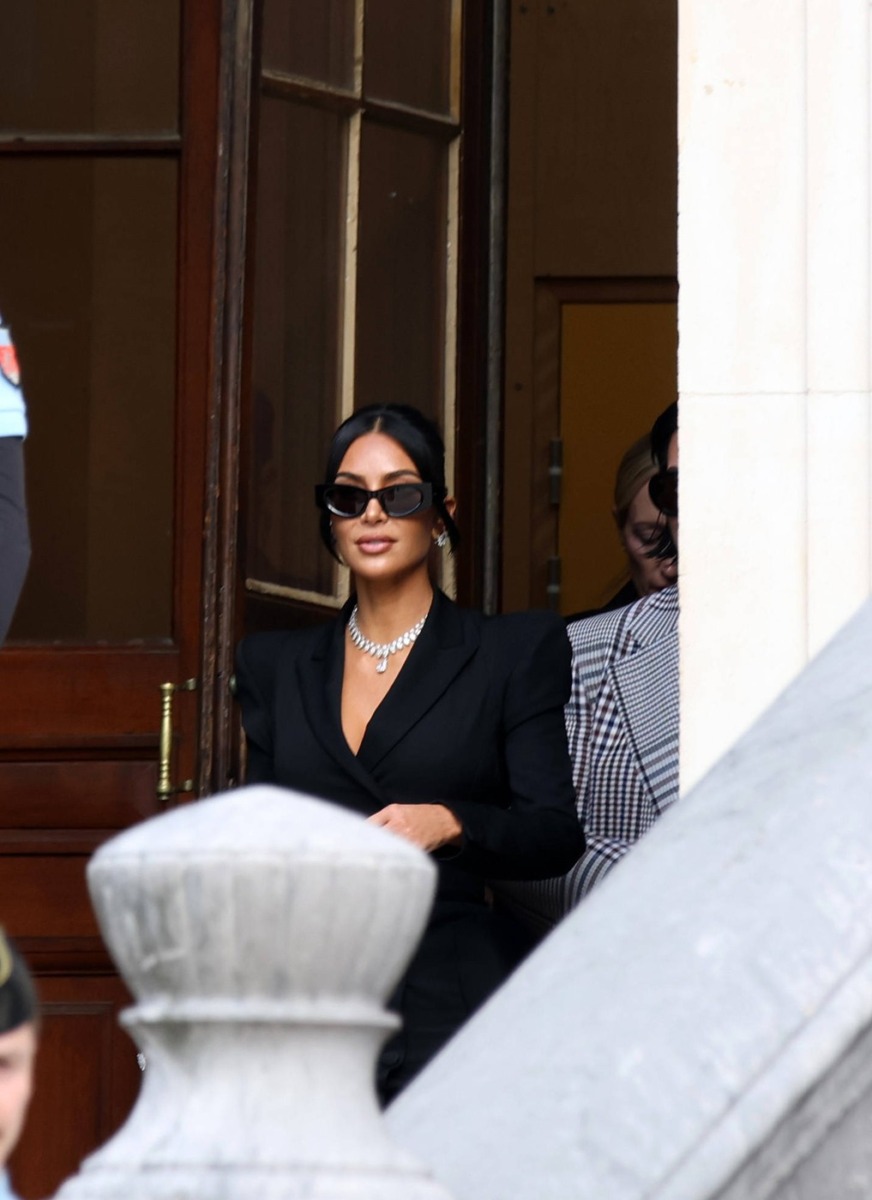 Kim Kardashian vinde hainele din serialul ”All’s Fair” pentru a sprijini accesul femeilor la justiție