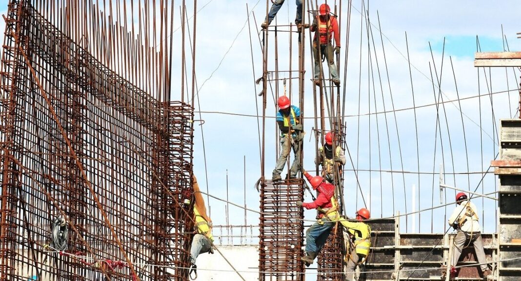 La 35 de ani de la reunificarea Germaniei, muncitorii din construcţii din estul ţării vor fi plătiţi la fel ca în vest