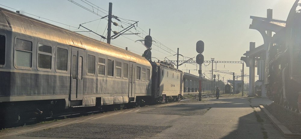 Litoralul, rupt de țară de 1 Mai - Trenurile spre Mangalia, blocate de șantiere întârziate. Patronatele cer măsuri urgente