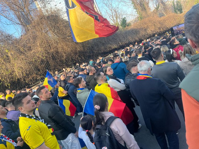 LIVE TEXT. Meciul unei alte generaţii: România trebuie să învingă joi seară Turcia la Istanbul pentru a se califica la Mondial. UPDATE: Mii de suporteri români intră pe stadionul Beşiktaş. FOTO şi VIDEO din Istanbul