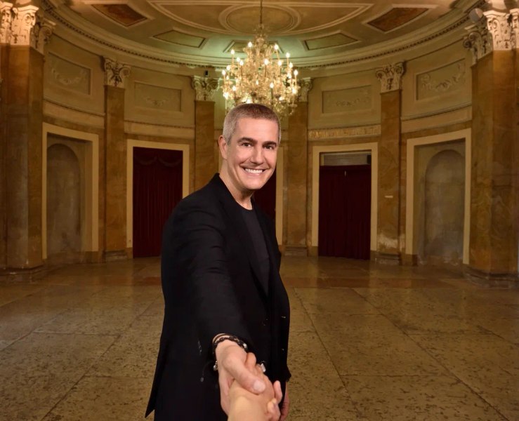 „Mă simt foarte legat de România.” Alessandro Safina revine la București cu un concert special la Sala Palatului