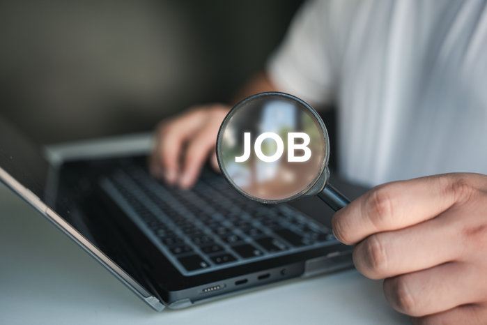 Mai mult de 32.000 de locuri de muncă sunt disponibile acum. Cine se angajează cel mai uşor în România