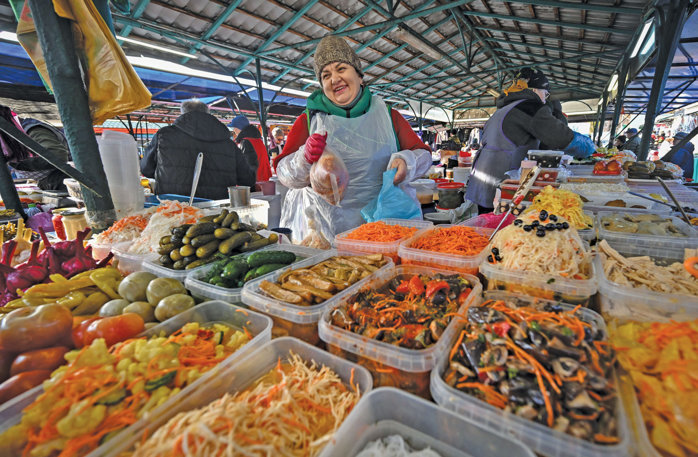 Mâncare, medicamente, transport, curier, autostrăzi: totul se va scumpi dacă se scumpesc carburanţii. Iranul ştie să lovească precis şi dureros. Din cauza blocării strâmtorii Ormuz, ne lipsesc o cincime din petrol, o cincime din GNL şi o zecime din carburanţi şi nimeni nu ştie cât de mult va dura criza din Orientul Mijlociu