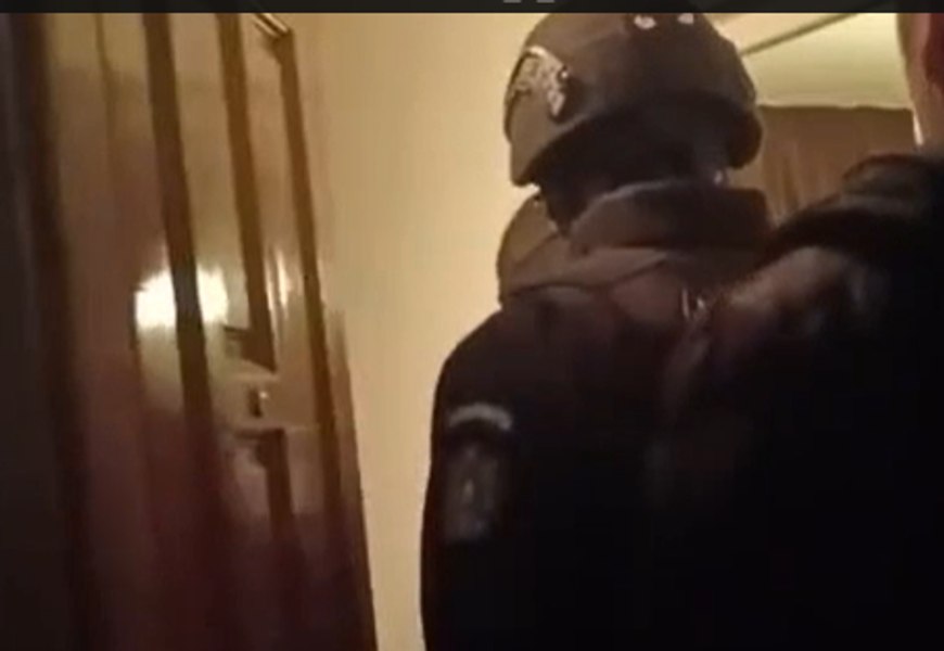 Mascații au intrat din greșeală peste o mamă și fiica sa. Femeia a sunat la 112: „Nu știu ce se întâmplă și sunt foarte speriată”