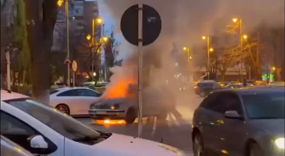 Mașină cuprinsă de flăcări în Galați. Șoferul și martorii au mutat autoturismul pentru a preveni extinderea incendiului